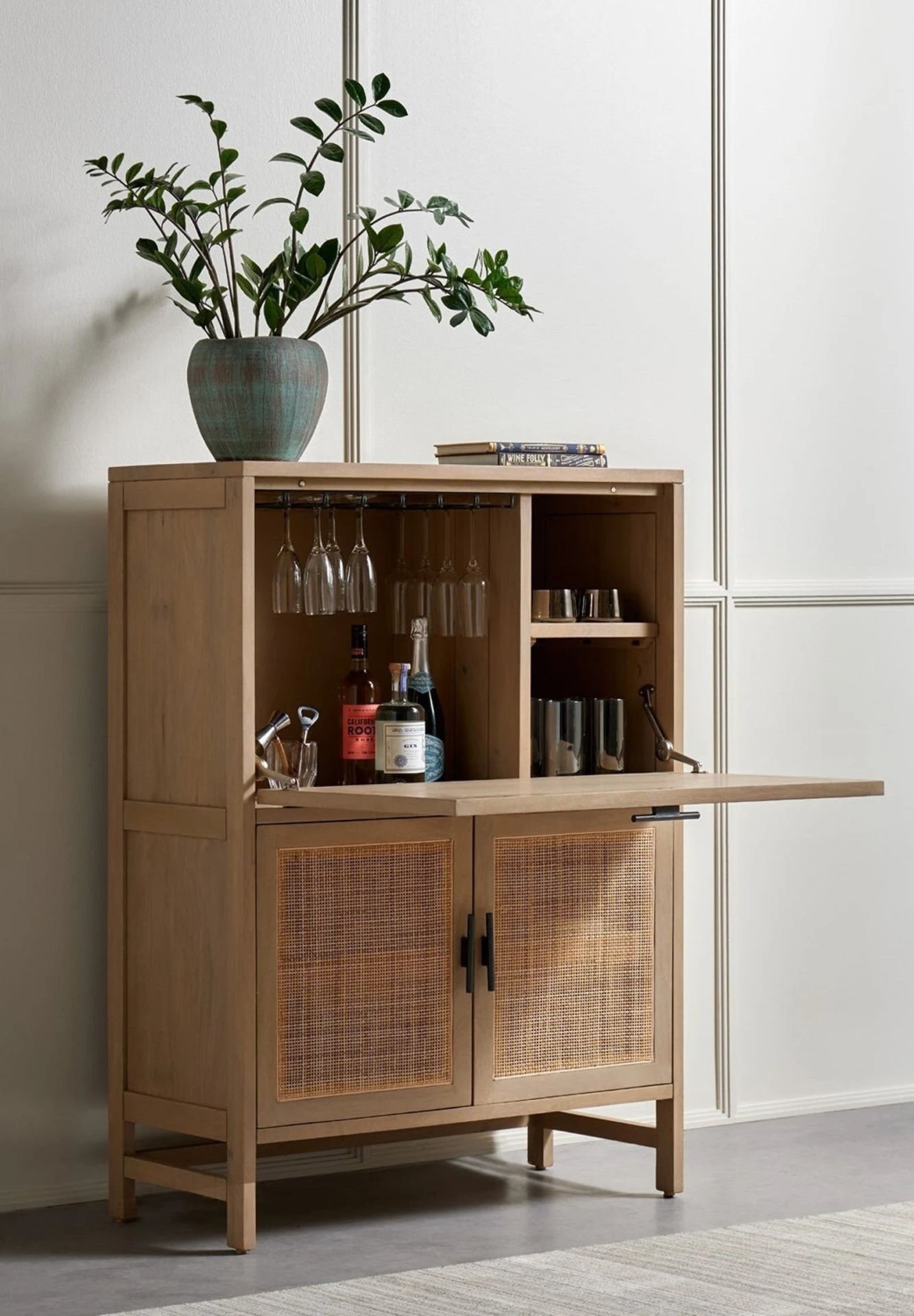 Rattan Detaylı Bar Dolabı