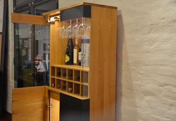 Premium Işıklı Ahşap Bar Dolabı – Vitrinli ve Fonksiyonel Tasarım